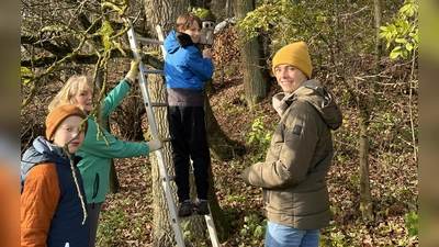 Junge Helfer beim Nistkasten reinigen (Bild: Siglinde Kurz)