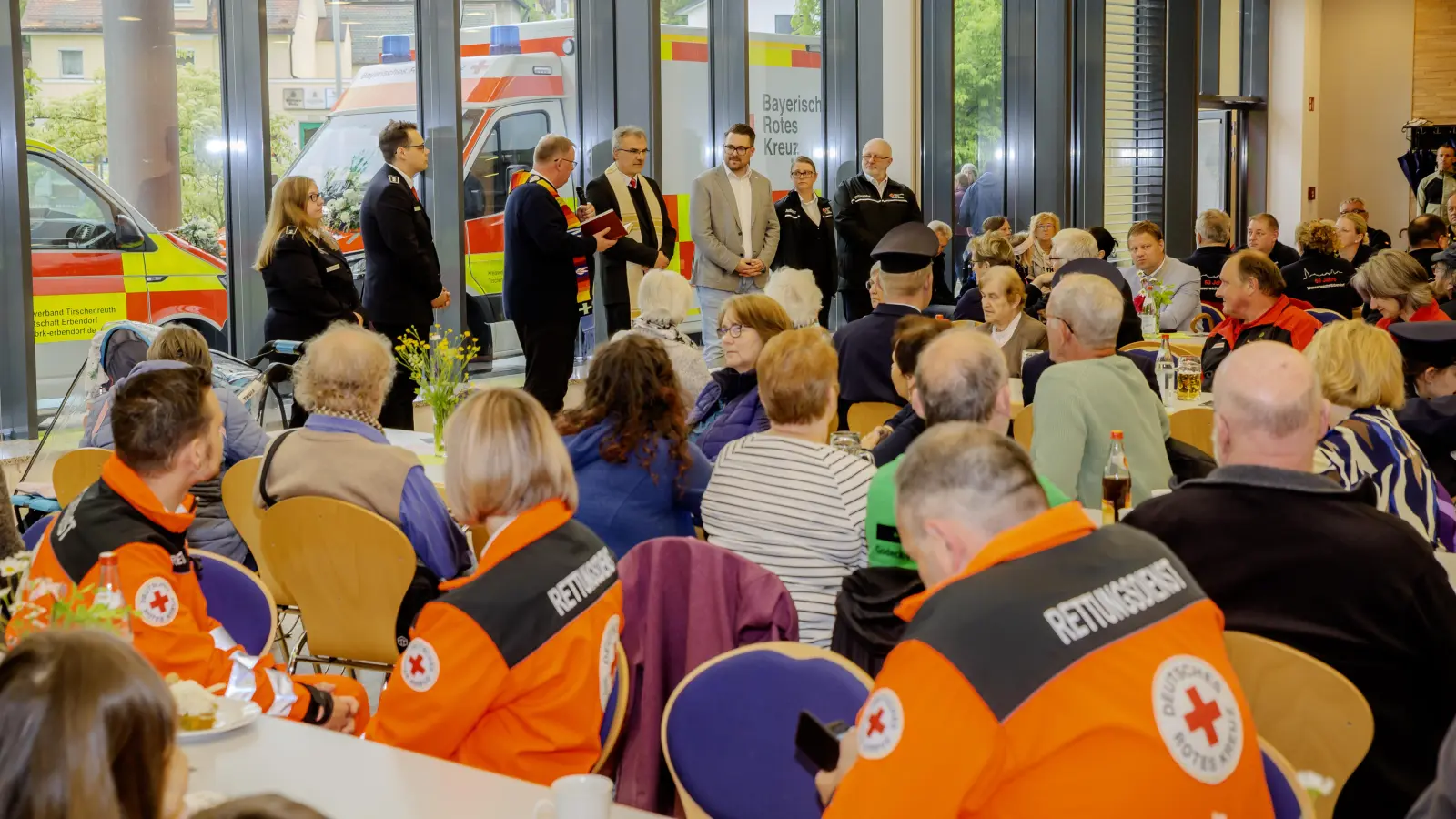 Die Fahrzeugsegnung wurde wetterbedingt in die Stadthalle verlegt. (Bild: Michael Schade)