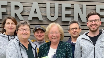 Die Theatergruppe Gebenbach spendet für den SkF (hinten, von links): Renate Scherer-Mende, Sabine Lindner und Hans Kick; vorn (von links): Gerlinde Piehler, Marianne Gutwein und Sascha Hentschke. (Bild: Gerlinde Piehler/exb)