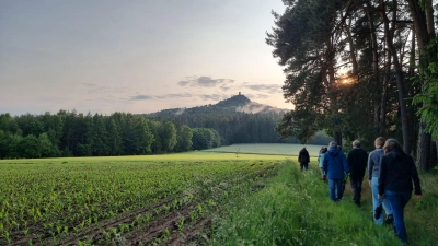 Die Teilnehmer der Exkursion mit Blick zum Rauen Kulm (Bild: Konrad Zier)
