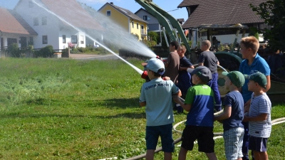 Feuerwehr spielen machte den Kindern großen Spaß. Wer kann am weitesten spritzen. (Bild: Peter Garreiss)