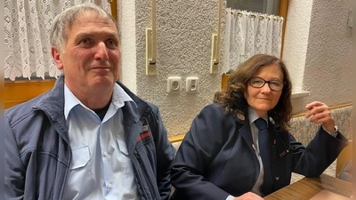 Das Team Conny Bäuml als verantwortliche Kollegin der Aktiven und Georg Straller als Verantwortlicher des Vereins der FFW Diebis arbeiten, wie man von den Mitgliedern hörte, für die Gemeinschaft FFW konstruktiv zusammen. (Bild: Michael Götz)