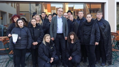 Die trauernde Schwandoria Schwarz-Gelb mit MdL Flierl (Mitte) und Bürgermeister Wopperer (3. von rechts.) (Bild: Yvonne Aßmann)