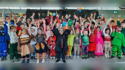 Tolle Jugendarbeit der Ammerthaler Blaskapelle. Glückliche Kinder hatten viel Spaß am Faschingskonzert. Oben links: Maria, Hofmann, daneben Bürgermeister Anton Peter. (Bild: Gerhard Doerfler)