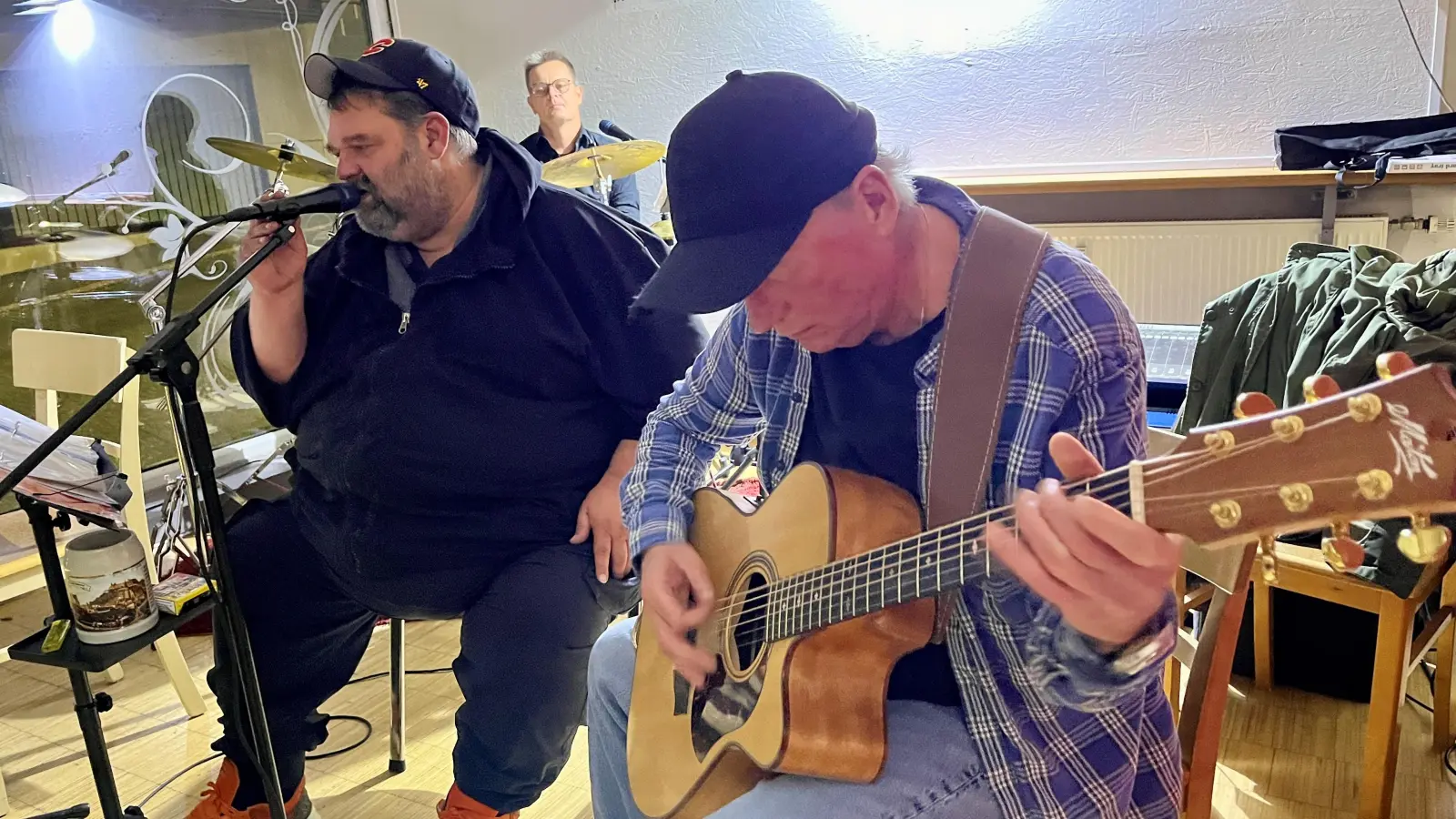 Erich Forster (Gitarre), Chrishan Skrla (Gesang) und Jan Scherb (Schlagzeug) sind als „ ol&#39; Farts” am Wochenende in Neustadt aufgetreten. (Bild: Gabi Schönberger)