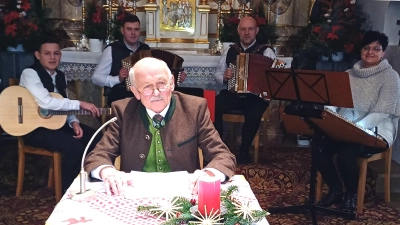 Reinhold Escherl aus Freudenberg fesselte mit seiner authentischen Vortragsweise. Im Hintergrund die Birner-Muse. (Bild: Josef Mutzbauer)