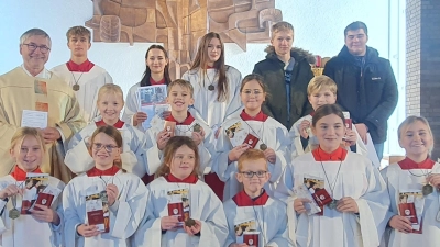 Bei einem Gottesdienst wurden die zehn neuen Ministranten der Pfarrei St. Albertus Magnus vorgestellt.<br> (Bild: Susanne Ettl/exb)