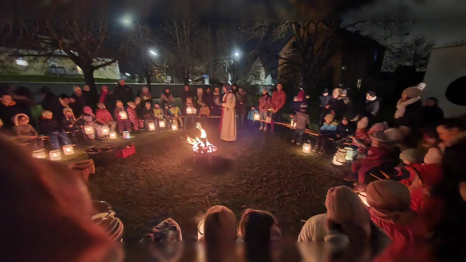 Kindergartenkinder lauschen Pfarrer Berthold Heller am Sankt Martins Feuer. (Bild: Christina Market)