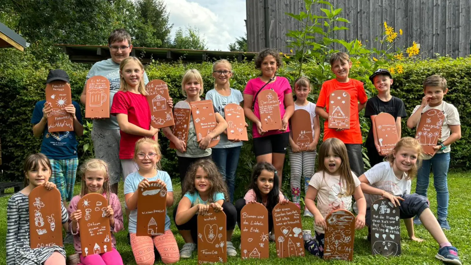 Die Kinder bastelten beim Ferienprogramm des Obst- und Gartenbauvereins Gartendekorationen.  (Bild: Oliver Becher)