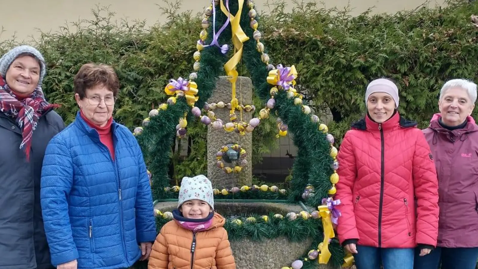 Viele bunte Eier haben die Damen von der Frauen-Union Störnstein an Girlanden rund um den Brunnen befestigt: Nun erstrahlt er zum Osterfest schön geschmückt. (Bild: Resi Förster/exb)