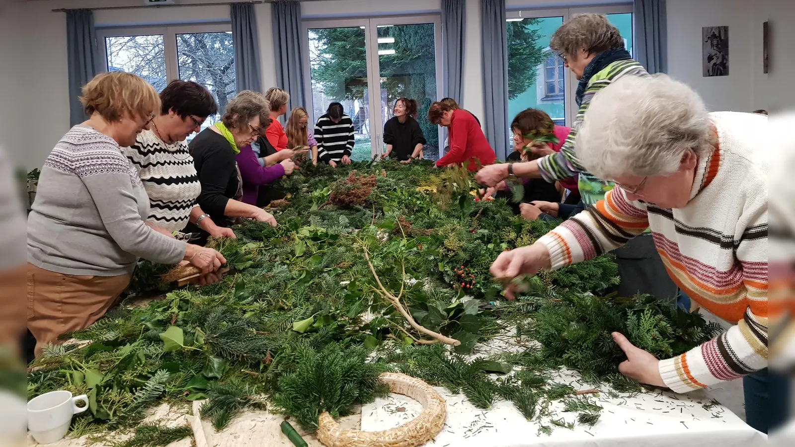 Wie in einer Gärtnerei schaute des im Pfarrheim aus. Die Frauen banden fleißig Adventskränze. (Bild: Peter Garreiss)