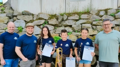 Daniel Gradl, Thomas Nirschl, Rebecca Fuchs, Lukas Biegerl, Marie Baumer, Musiklehrer Stefan Karl (es fehlt: Stephan Reitinger) -von links. (Bild: Katrin Thanner)