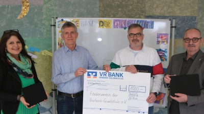 1000 Euro stellte der Lions-Club Amberg-Sulzbach der Barbaraschule für die Anschaffung von Leih-I-Pads zur Verfügung. Von links: Rektorin Elke Schmidt, Günter Grießhammer (Vorsitzender des Fördervereins der Schule) sowie Michael Hemrich und Hans Fürnkäs vom Lions-Club Amberg-Sulzbach.  (Bild: usc)