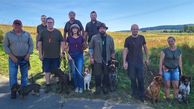 Erfolgreich legten die Jagd- und Begleithunde von Jägern und Privatpersonen vor dem Schiedsrichterteam die Prüfung ab. <br>Dazu gratulierten Ausbilder Roland Bäumler (Dritter von rechts) und die Prüfer sowie vom Bayerischen Jagdverband Christian Ertl und Florian Forster.<br> (Bild: Peter Garreiss)