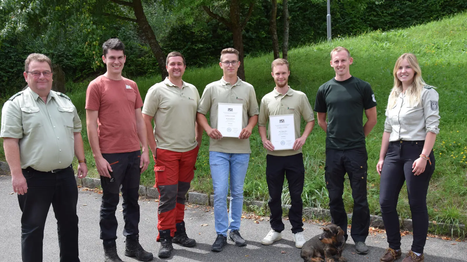 Ihre Ausbildung zum Forstwirt haben Benedikt Kral und Michael Beer (mit Urkunde v.li.) sehr erfolgreich abgeschlossen. Dazu gratulierten Betriebsleiter Manfred Kellner, Sebastian Suchomel, Thomas Freimann, Stefan Dirmeier und Lena Lehmann vom Bundesforstbetrieb Hohenfels in Schmidmühlen (v.li.)  (Bild: Paul Böhm)