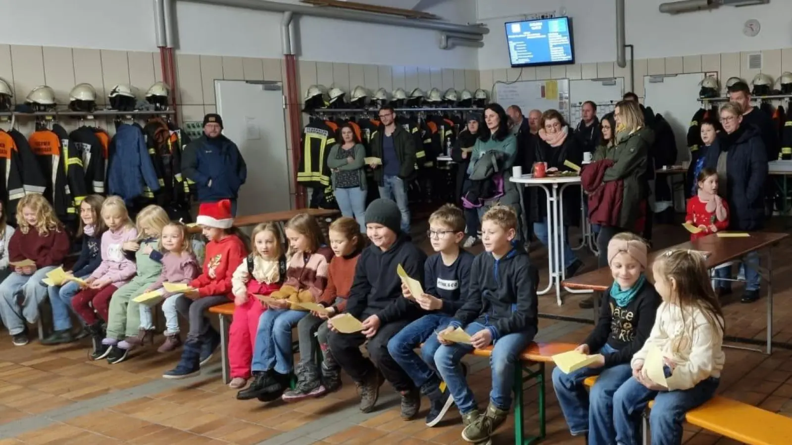 Die Kinder warten gespannt auf den Nikolaus. (Bild: Anita Ries)