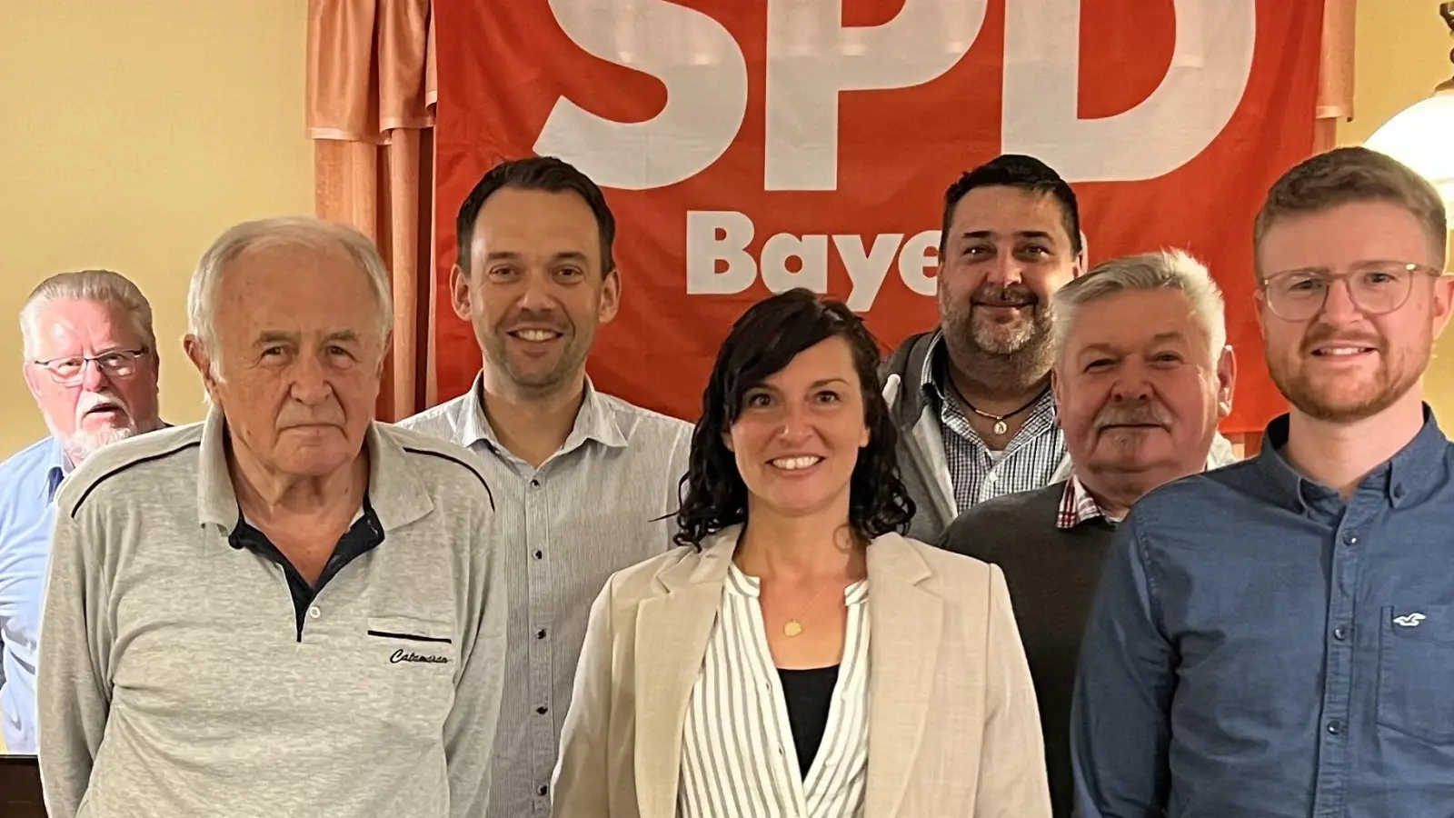 Das neue SPD-Führungsteam: (von links) Revisor Hans-Dieter Dietl, Schriftführer Rainer Böckl, Kassier Jens Gotthardt, Vorsitzende Katrin Hüttner, Beisitzer Thorsten Schiener, Revisor Herbert Kraus und Zweiter Vorsitzender Philip Böckl. Es fehlen Vorsitzende Beate Schiener und Beisitzer Jörn Schedl. (Bild: SPD Plößberg/exb)