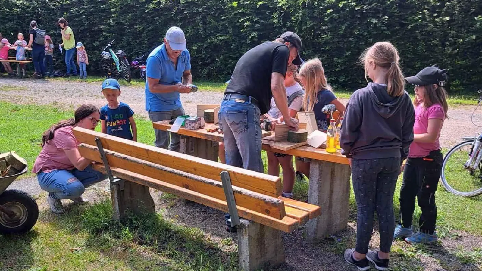 Gemeinsam mit den Kindern bauten die Imker tolle Insektenhotels. (Bild: Karl Ziegler)