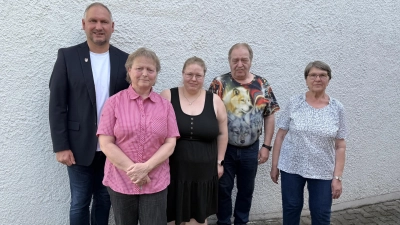 Angela Rottenberg (rechts) bescheinigte Sonja Schödel (3. v. l.) eine einwandfreie Kassenführung. Bürgermeister Richard Kammerer, Christine Härtl (von links) und Karl Sperl (4. v. l.) werden dem Notariat die Auflösungsunterlagen vorlegen. (Bild: Johann Kneißl)