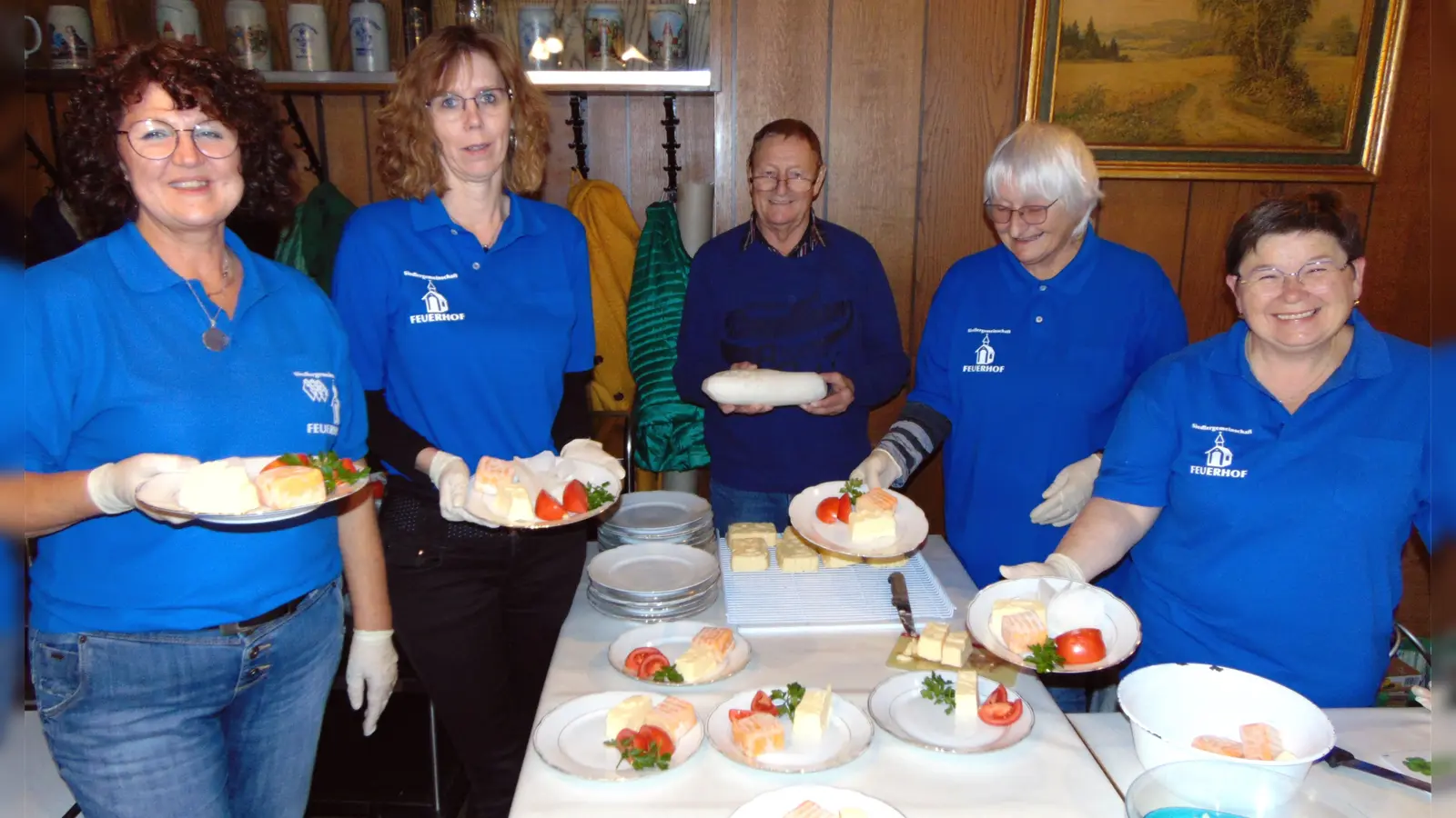 Über 80 deftige Brotzeitteller in kurzer Zeit portionierten die Siedlerdamen für die Gäste beim Ausbuttern im Vereinslokal. Seit vielen Jahren Hahn im Korb als „Rettichdreher“ ist Werner Kirschner (Mitte). (Bild: Anton Fenk)