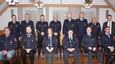 Ehrungen und Beförderungen standen bei der Jahreshauptversammlung der Feuerwehr im Mittelpunkt. (Bild: Josef Söllner)