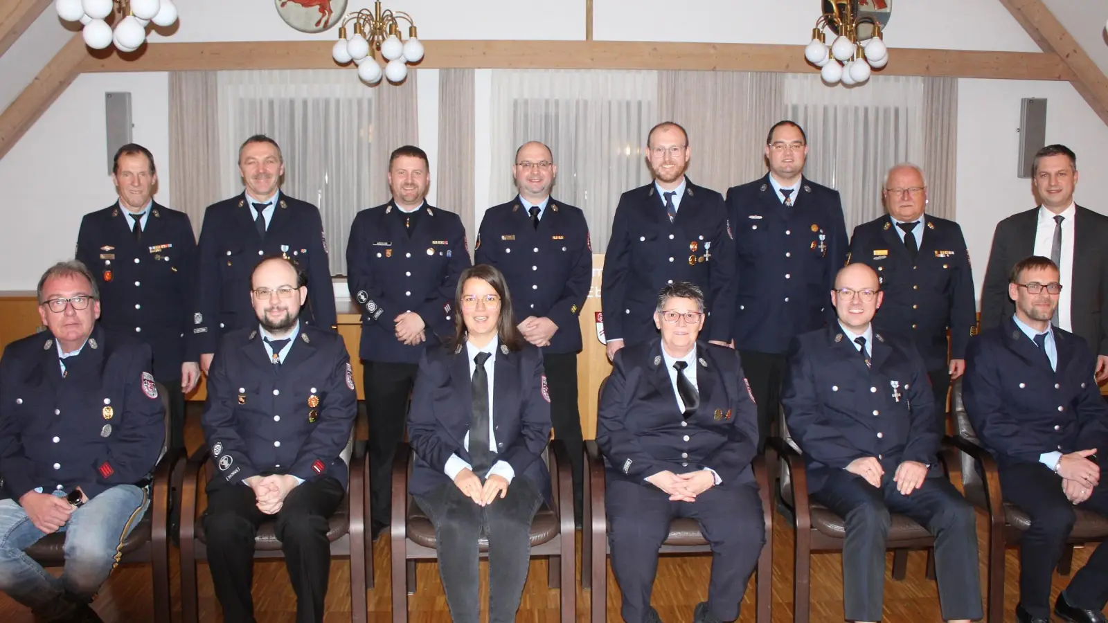 Ehrungen und Beförderungen standen bei der Jahreshauptversammlung der Feuerwehr im Mittelpunkt. (Bild: Josef Söllner)