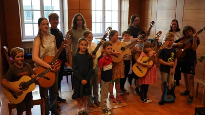 Die Gitarrenschüler überzeugen mit technischen Fähigkeiten und ihrer Leidenschaft für die Musik. (Bild: Franz-Grothe-Schule, Städt. Musikschule/exb)