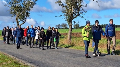 Die Wallfahrer aus Schirmitz und Bechtsrieth auf dem Weg zum Fahrenberg  (Bild: Barbara Steinhauser)