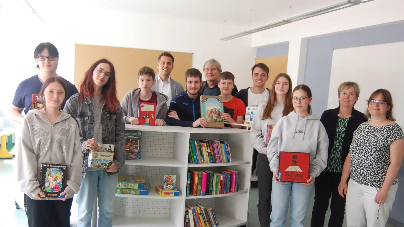 Bürgermeister Rudolf Teplitzky (hinten Mitte) ließ es sich nicht nehmen, persönlich mit der Leiterin der Stadtbücherei Oberviechtach, Renate Stigler (Zweite von rechts), an die Doktor-Eisenbarth-Mittelschule zu kommen, um Bücher und Spiele für das Klassenzimmer der Zukunft zu übergeben.  (Bild: Marina Schießl)