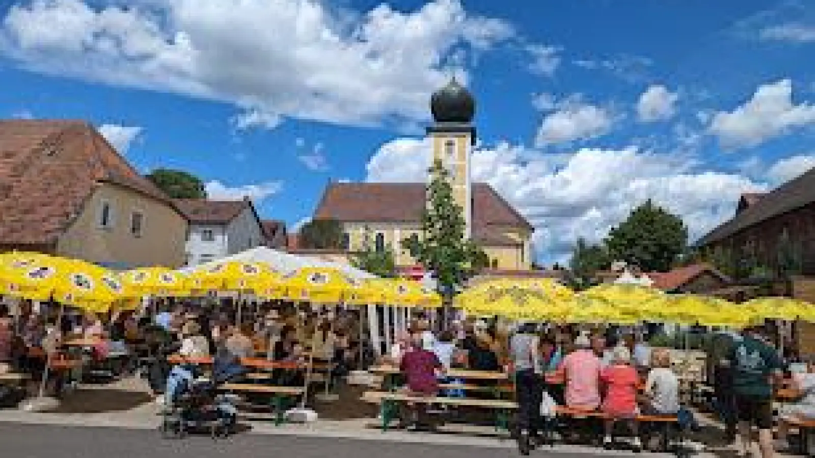 Von herrlichen Wetter begünstigt ist das Pfarrfest in Poppenricht. (Bild: Regina Probst/exb)