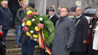 Die Markträte Georg Stahl (links) und Michael Troidl (rechts) tragen den Kranz, der später am Ehrenmal niedergelegt wird. (Bild: fla)