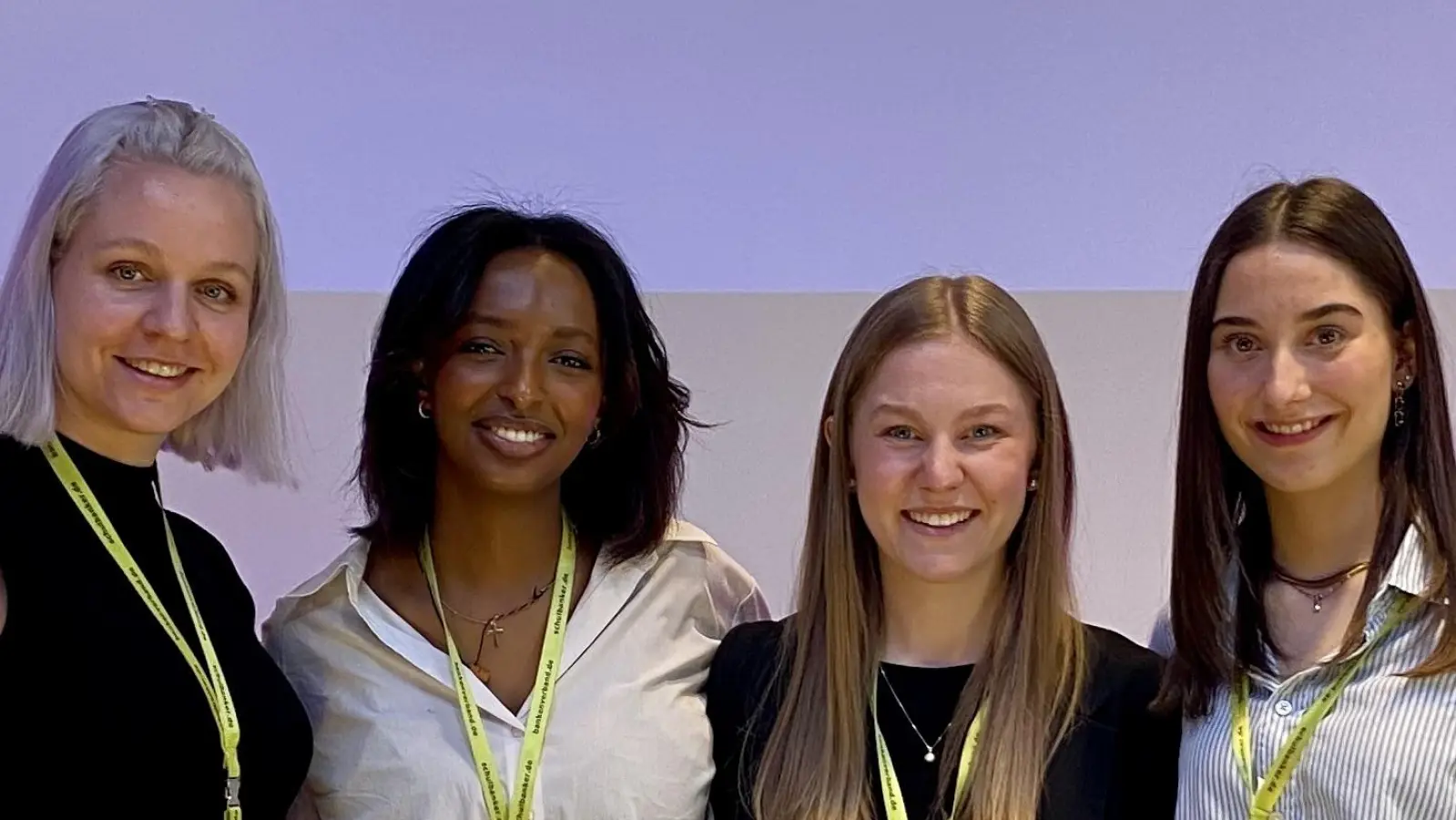 Lehrkraft Rebecca Bayer und die drei Finalistinnen Rekik Tadese, Amelie Heyd und Lucy Frötschl aus der Klasse 11b. (Bild: Stiftland-Gymnasium/exb)