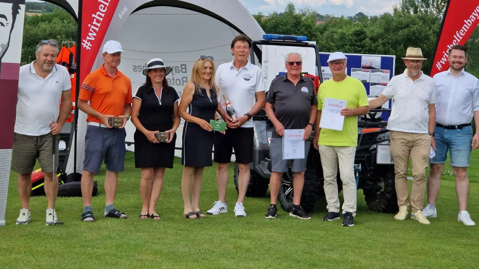 Das Foto zeigt von links nach rechts: Andreas Steidl (Factoria Selb), Mathias und Gerlinde Reisnecker, Monika und Bernhard Burger, Albert Saller, Adalbert Sobczynski, Dr. Mathias Kalkum (1. Vorsitzender des RZR Oberpfalz-Nord), Sven Lehner (Geschäftsführer BRK KV Tirschenreuth). (Bild: Kathrin Kalkum)