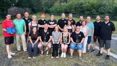 Die Geehrten aus Vereinsmeisterschaft und Königsschießen sowie den Pokalspendern (Bild: Sabine Bodensteiner)