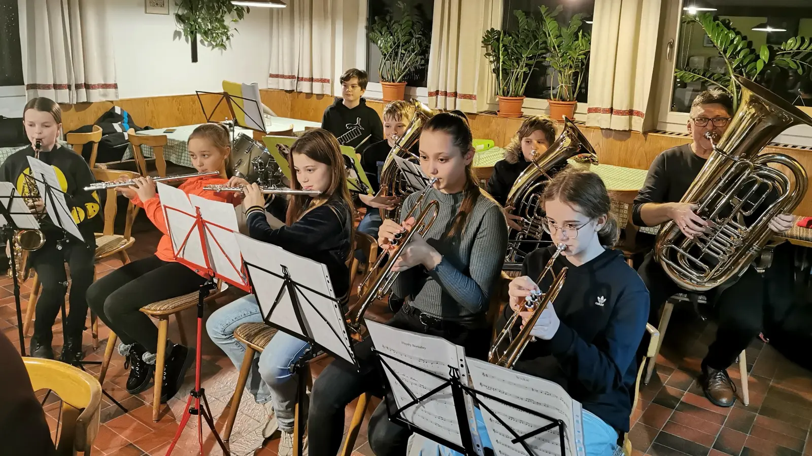 Musikschüler der Blaskapelle Teunz präsentieren zusammen mit Ausbilder Stefan Karl ihr Können.  (Bild: Gertraud Portner/exb)