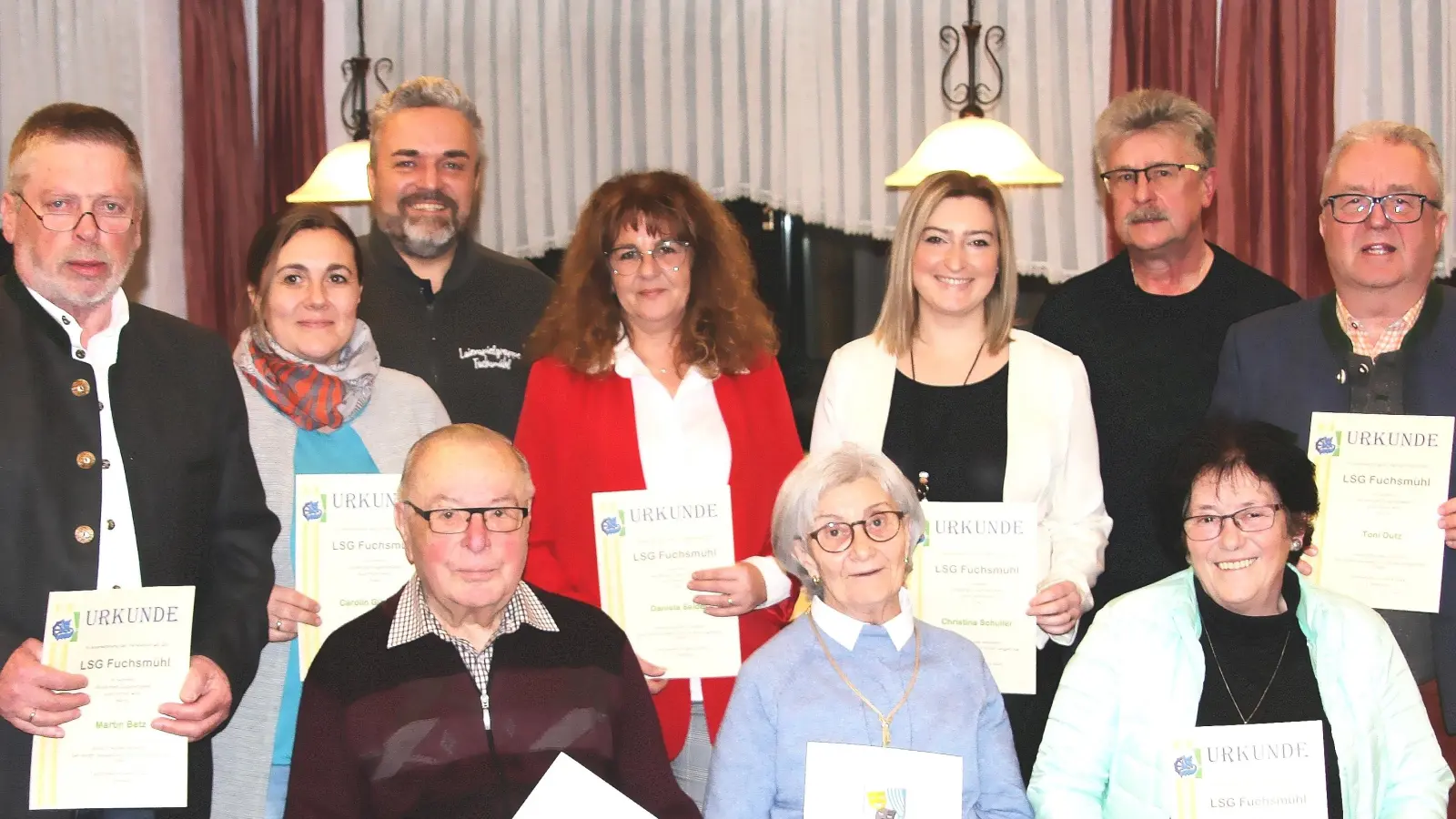 Einer der Höhepunkte bei der Jahreshauptversammlung der Laienspielgruppe waren die Ehrungen. Im Bild (vorne, von links): August Kellner, Christa Hilgarth und Anna Koller sowie (stehend, von links) Martin Betz, Carolin Günthner, Zweiter Vorsitzender Michael Bäumler, Daniela Seidel, Christina Schuller, Bürgermeister Wolfgang Braun und Toni Dutz.  (Bild: exb)