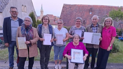 Die geehrten von links: Kreisfachberater Harald Schlöger, Liane Mihl, Berta Dumler, Sylvia Steinkohl, Rita Fütterer, Georg Thoma, Vorsitzende Lucia Heindl, sitzend: Heidi Fütterer (Bild: Gerd Neumann)