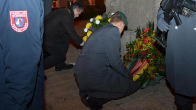 Am Kriegerdenkmal legen Major Volker Lisson aus Oberviechtach und Bürgermeister Andreas Wutzlhofer zum Gedenken an alle gefallenen Soldaten einen Kranz nieder. (Bild: dob)