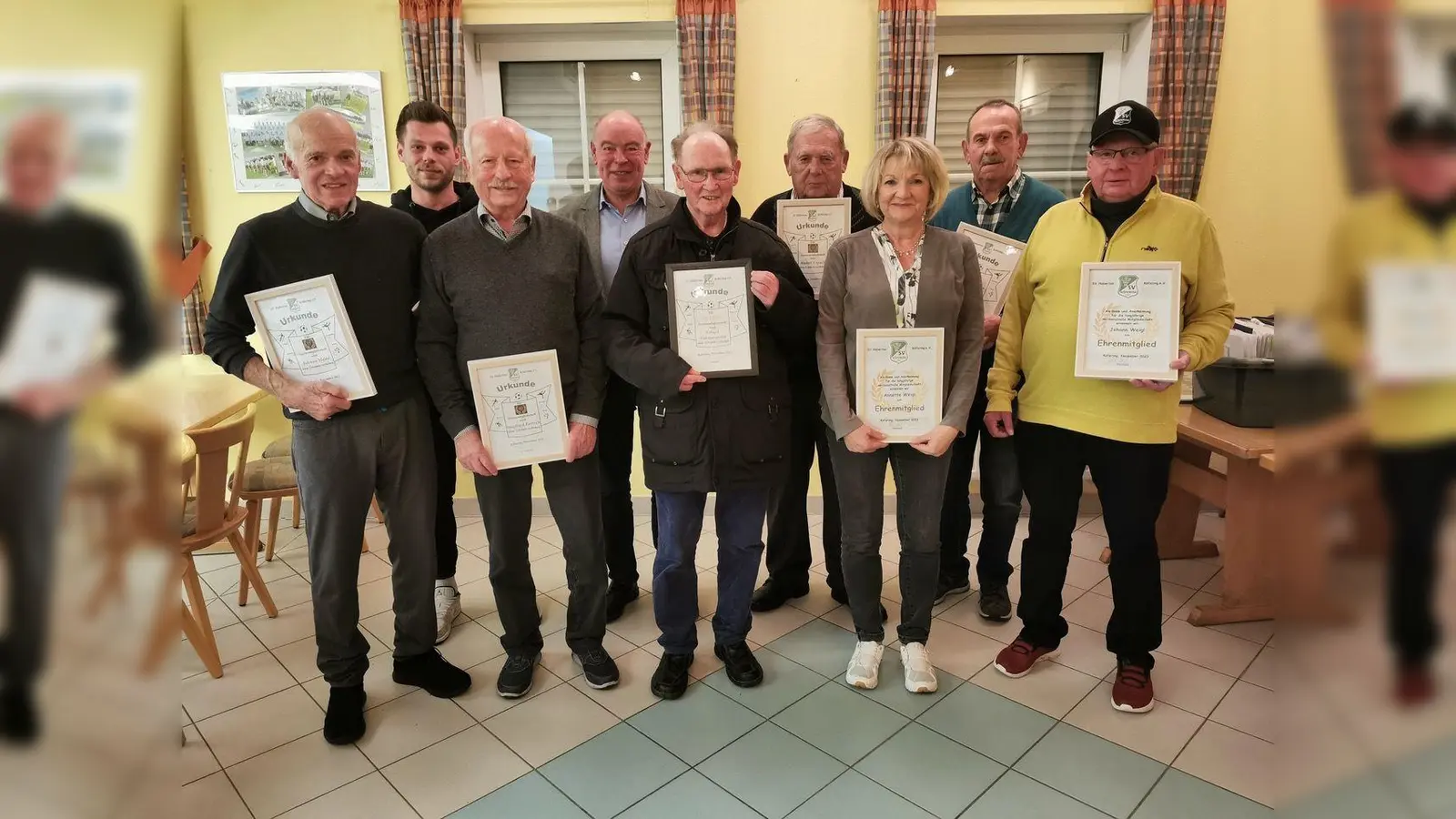 Die Geehrten (von links): Johann Meier (60 Jahre), Dominik Hösl (25 Jahre), Siegfried Fertsch (60 Jahre), Roland Strehl (Bürgermeister), Erhard Ruhmannseder (50 Jahre), Rudolf Espach (60 Jahre), Annette Weigl (Ehrenmitglied), Josef Meier (60 Jahre), Johann Weigl (Ehrenmitglied).<br> (Bild: Anja Belmer/exb)