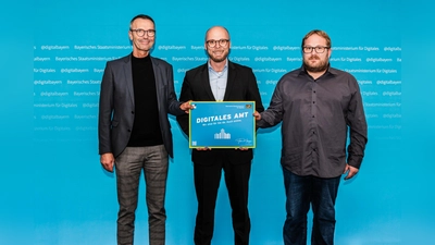 Von links: VG-Vorsitzender Peter Achatzi, Digitalminister Fabian Mehring, Verwaltungsfachangestellter Simon Bohun. (Bild: Bayerisches Staatsministerium für Digitales)