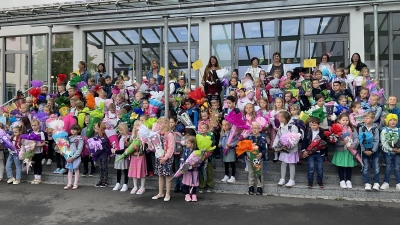 Die Schulanfänger an der Pestalalozzi-Grundschule. Klassleitungen: Katherina Matern, Silvia Maul, Anja Purrer und Petra Kraska.  (Bild: Severine Schinhammer)