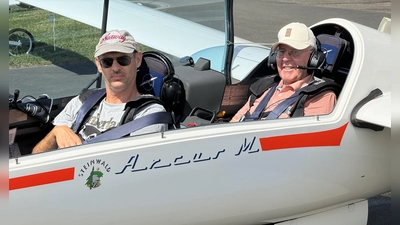 Pilot Marc Fuchs mit dem Copiloten Helmuth Wächter vor dessen erstem Thermikflug (Bild: Gerhard Dörling)