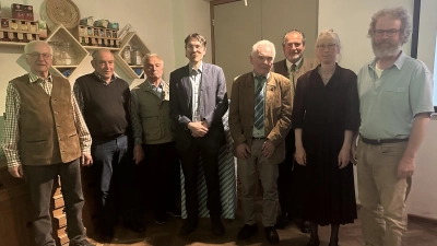 Chorleiter Wulf-Dieter Hörmann (50 Jahre) Hans Butz (40 Jahre) , Kleierl Martin, (25 Jahre) 1. Vors. Gotthard Kemmether, 2. Vors. Arnold Richthammer, Bürgermeister Frank Zeitler, Sigrun und Thorwald Poschenrieder (von links).  (Bild: Bernd Hofmann)