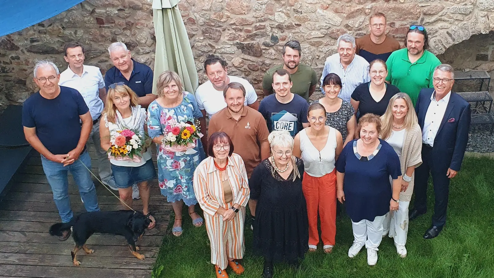  Franz Stahl (rechts) mit allen beteiligten Personen der Historischen Stadtführungen. (Bild: Birgit Plößner)