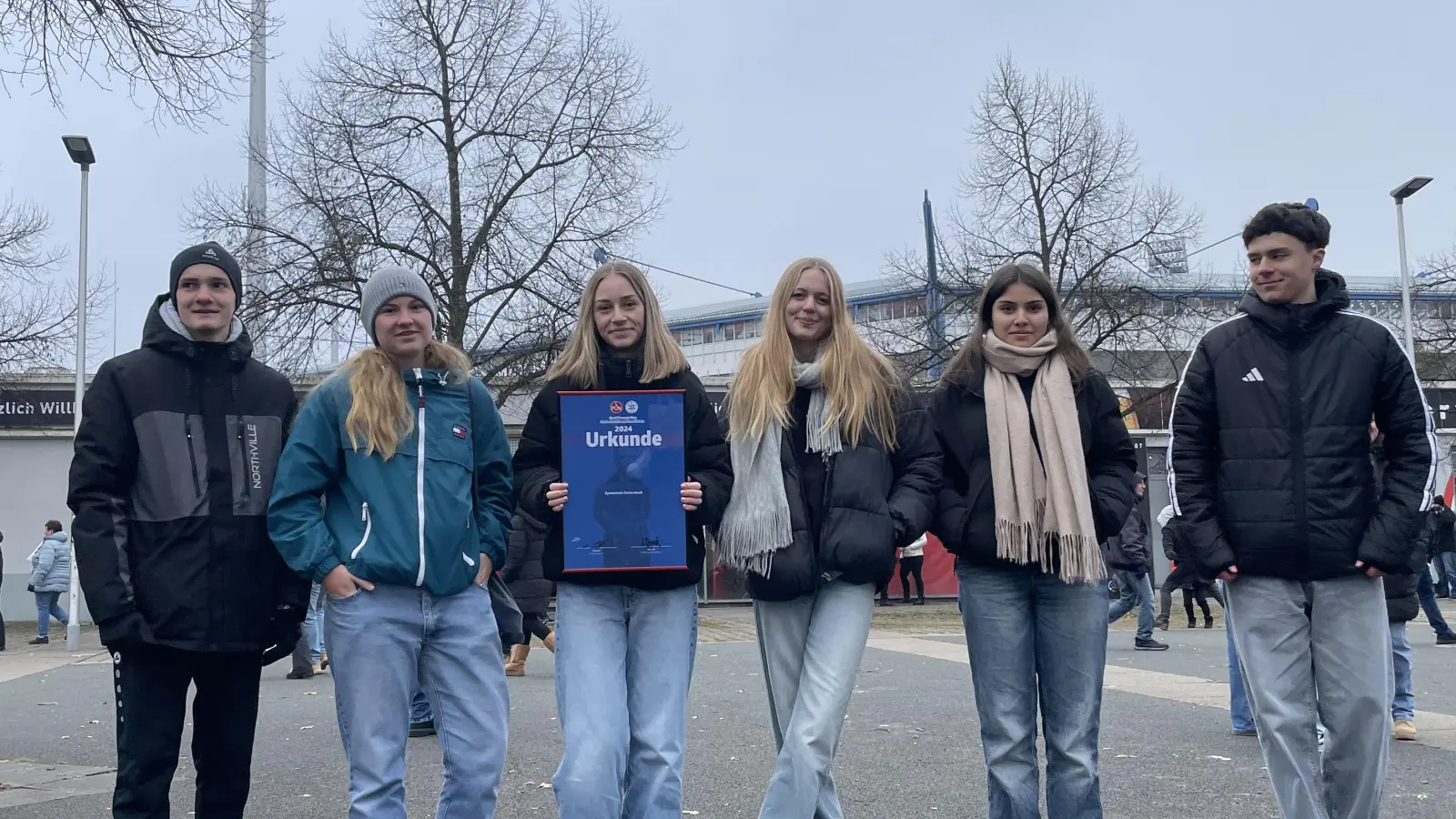 Schülergruppe des Wahlkurses „Jenö Konrad-Cup“ im Max-Morlock-Stadion (Bild: Bettina Kummer)