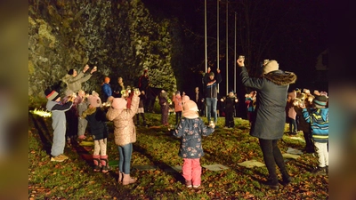 Die Kinder in Parkstein feiern das Martinsfest. (Bild: bey)