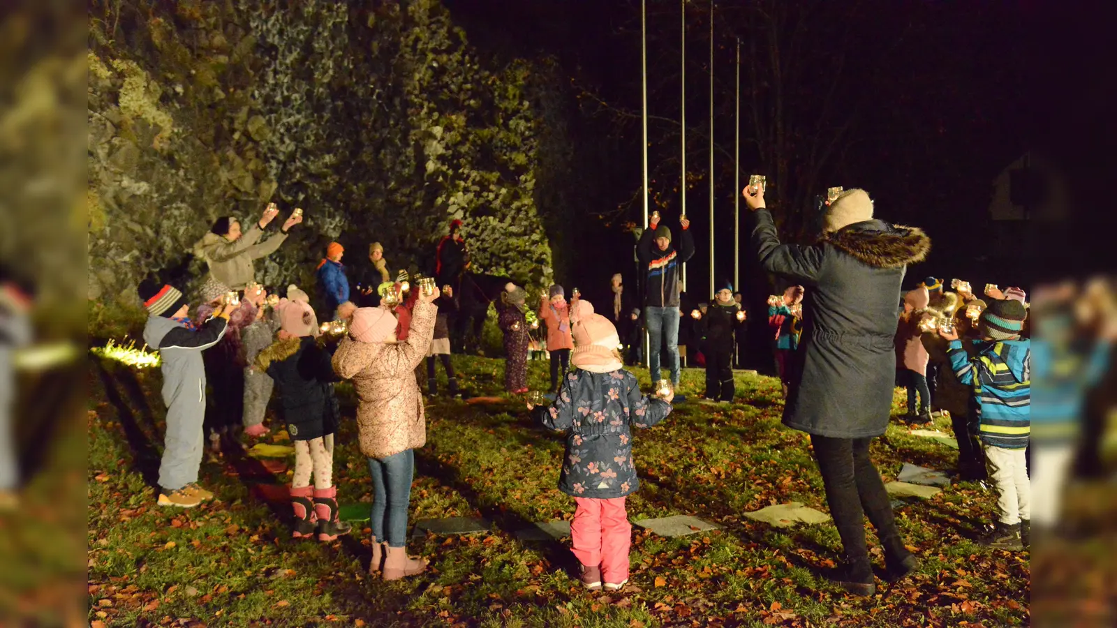 Die Kinder in Parkstein feiern das Martinsfest. (Bild: bey)