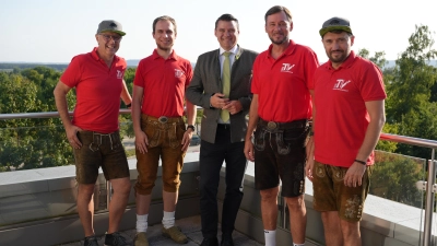 Freuen sich gemeinsam auf die Jubelgala im Herbst dieses Jahres:<br> Michael Fischer (TV Burglengenfeld, Abteilung Volleyball), Kilian Marek (Abteilung Leichtathletik), Landrat Thomas Ebeling, Andreas Huf (Abteilung Radsport) und TV-Vorsitzender Bernd Mühldorf (von links).  (Bild: Manuel Lischka)