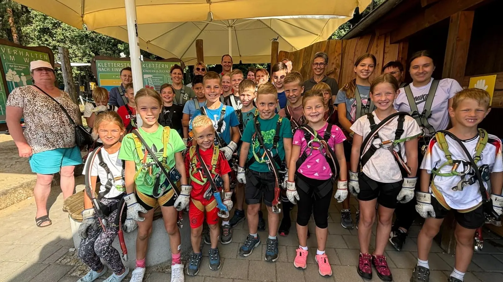 Ausgestattet mit Klettergurt und Handschuhen machten die kleinen Abenteurer der Pistenschwinger auf in luftige Höhen. (Bild: Birgit Regner)