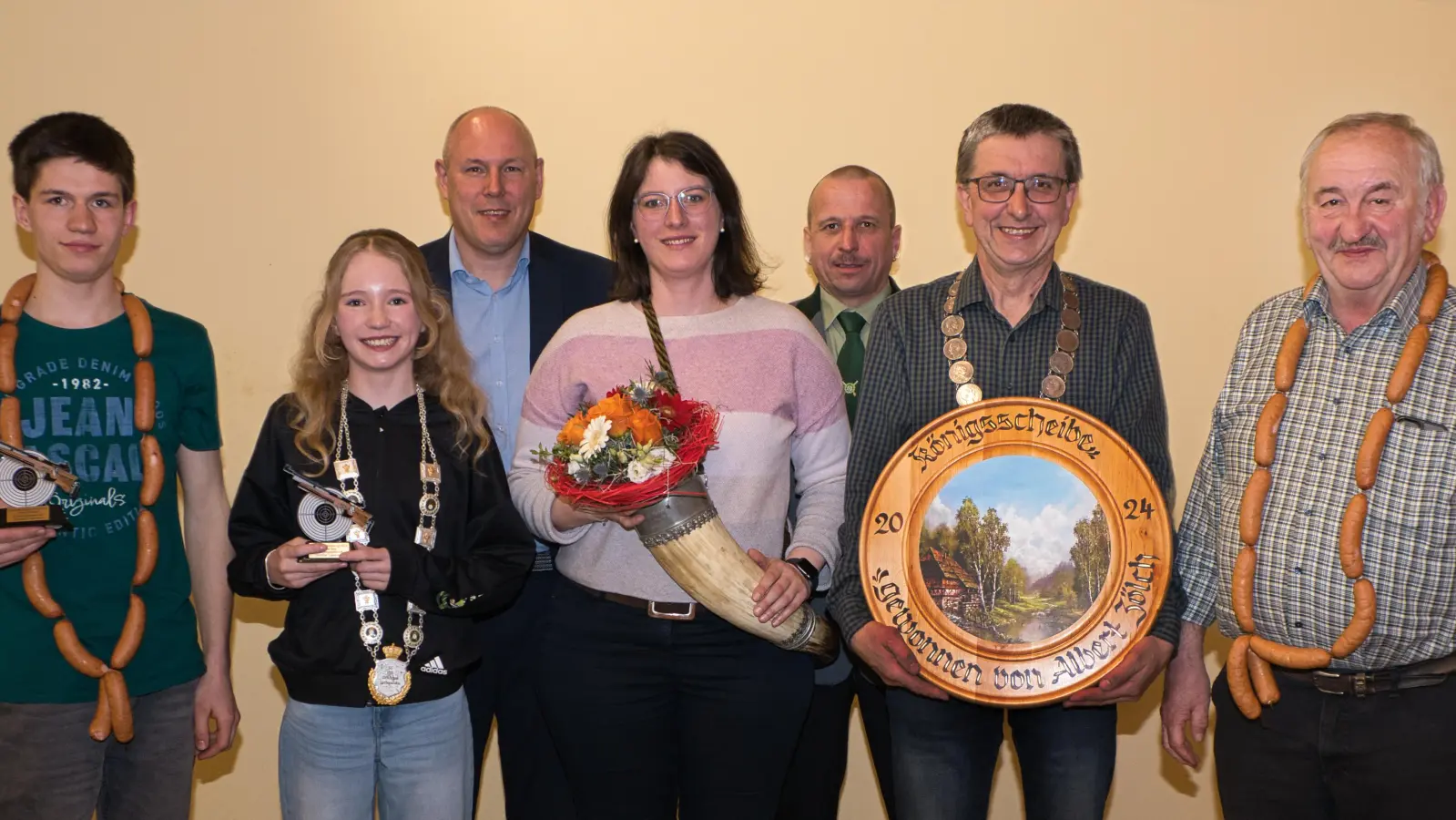 Die Schützengesellschaft Liebenstein hat neue Würdenträger: (von links) Vorjahresjugendkönig Peter Gmeiner, Jugendkönigin Celina Beer, Zweiter Bürgermeister Markus Preisinger, Schützenliesl Claudia Kutzer, Schützenmeister Bernhard Weber, Schützenkönig Albert Zölch und Vorjahreskönig Gregor Ziegler. (Bild: Bernhard Weber/exb)